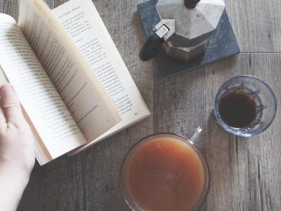 Bog, kaffekop og kaffekande